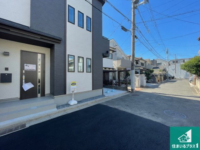 5日(土)6日(日)現地ご見学可能！　高槻市芝生町　限定1邸の前面道路含む現地写真|周辺は閑静な住宅街！前面道路広々で車の出し入れも便利です。駐車が苦手な方でも安心して車庫入れできます！