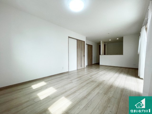 5日(土)6日(日)現地ご見学可能！　高槻市芝生町　限定1邸の居間・リビング|シンプルなリビングは、観葉植物等のインテリアを楽しめますね！パパ好みにも、ママ好みにも家具次第で雰囲気を変えることができます！