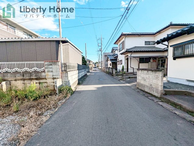 稲敷郡阿見町青宿　中古戸建の前面道路含む現地写真