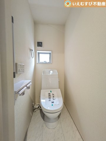 Livele Garden.S　深谷市上野台第24のトイレ|シンプルで清潔感のあるトイレ
窓付きで明るく、お掃除しやすいシンプルな空間♪