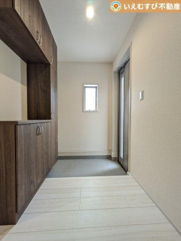 Livele Garden.S　深谷市上野台第24の玄関|玄関がいつも片づく大容量シューズボックス
充実の収納設備で玄関がすっきり綺麗に過ごせると快適ですよね♪