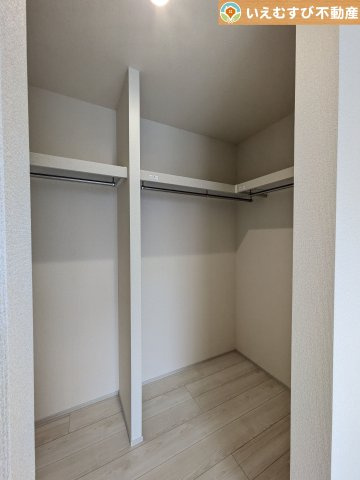 Livele Garden.S　深谷市上野台第24の収納|たっぷりの収納力を備えたウォークインクローゼット
たくさん収納できるので季節物やかさばるバッグなども片付きます♪