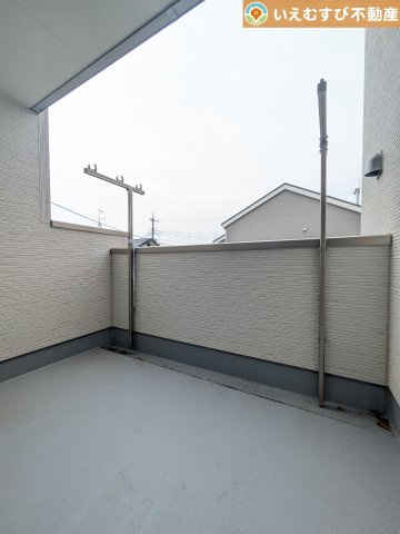 Livele Garden.S　深谷市上野台第24のバルコニー|ゆとりの広さのバルコニー
南向きで採光たっぷりなのでお洗濯ものが乾きやすい♪おふとんを干すにも余裕の広さ！