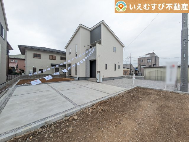 Livele Garden.S　深谷市上野台第24の駐車場|並列3台駐車可能なゆとりのカースペース
複数台車をお持ちでも、お友達が遊びに来てもゆとりの駐車スペース！