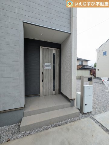 Livele Garden.S　深谷市上野台第24のエントランス|落ち着いた色づかいのエントランス
ゆとりの広さのポーチ付きなので雨の日でも安心♪