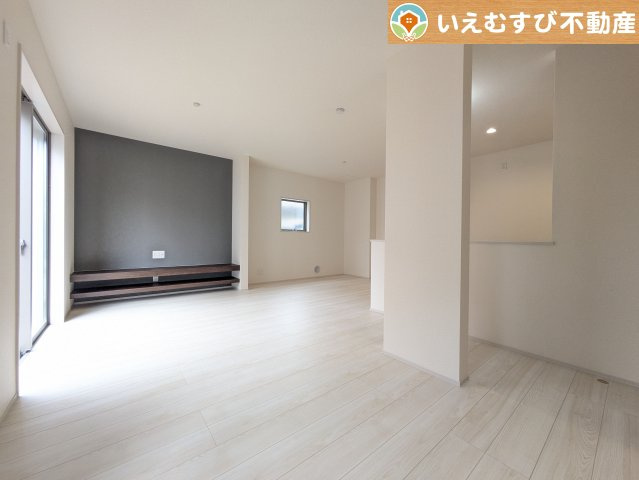 Livele Garden.S　深谷市上野台第24の居間・リビング|自然光で満たされる明るく開放感溢れるリビング
たっぷりの採光で明るい空間。家族みんなでくつろげます♪