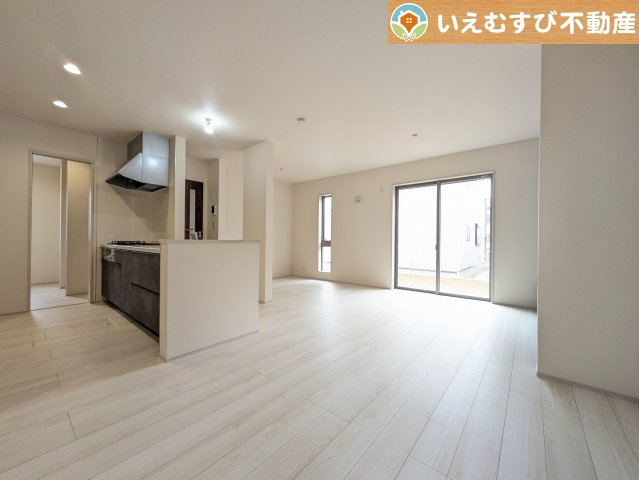 Livele Garden.S　深谷市上野台第24の居間・リビング|ナチュラルな色合いで落ち着いた印象のリビングダイニング
ぬくもりのあるナチュラルな空間。グリーンを飾っても相性が良さそうですね♪