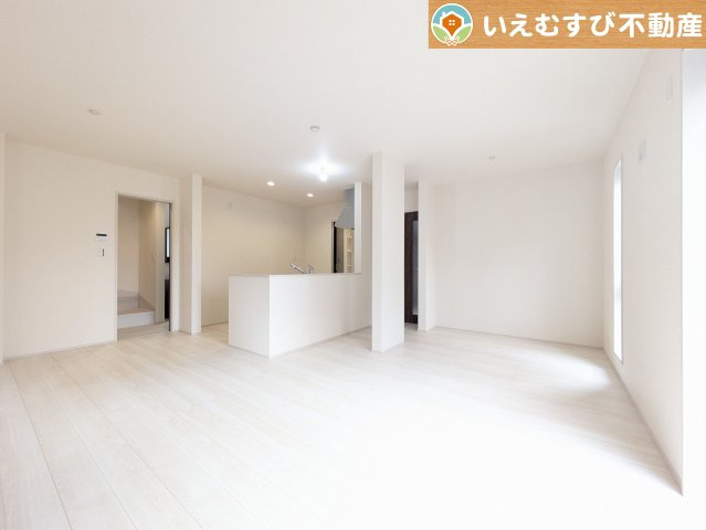 Livele Garden.S　深谷市上野台第24の居間・リビング|開放感と家族との距離感にこだわったＬＤＫ
採光たっぷりのリビングで休日には家族みんなでくつろげそうですね♪