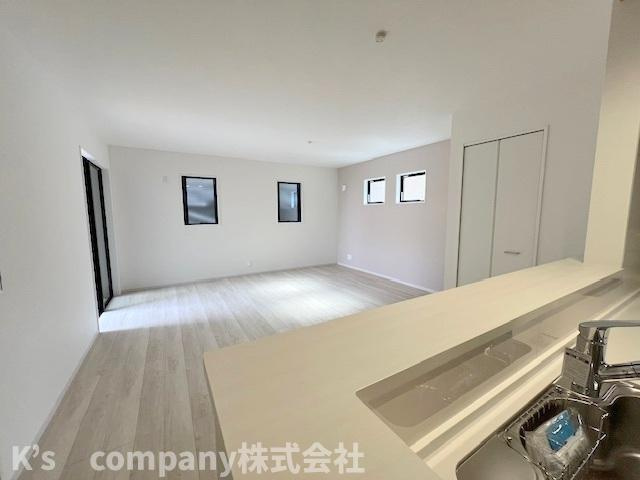 ◎茅ヶ崎市今宿　新築戸建　2号棟の居間・リビング|キッチンからみたリビングスペース♪