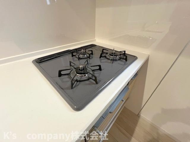 ◎茅ヶ崎市今宿　新築戸建　2号棟のキッチン|同時進行ができる3口コンロ♪