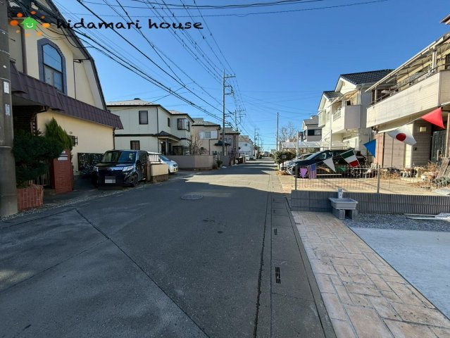 上尾市小泉3丁目　新築戸建　ブルーミング01の前面道路含む現地写真