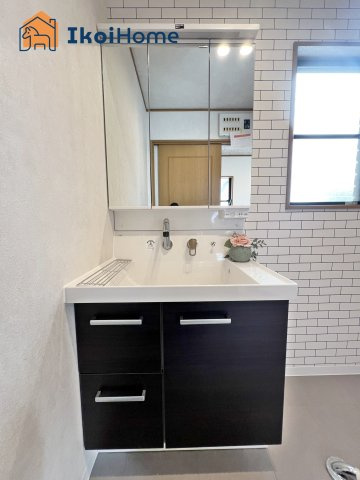 神戸市西区竜が岡2丁目　新築戸建の洗面所|【ホームページに現地動画掲載中】●年中無休：当日予約可●洗面台はお化粧をする時に便利な３面鏡。