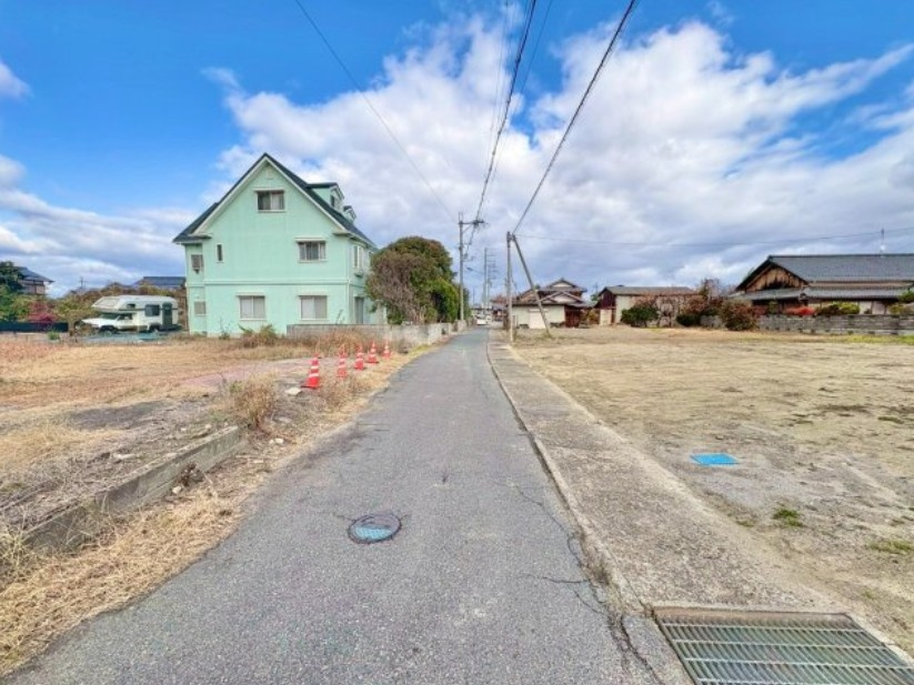 野洲市市三宅　売土地の前面道路含む現地写真