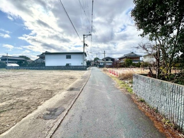 野洲市市三宅　売土地の前面道路含む現地写真