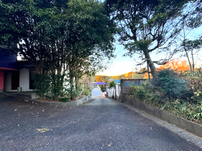 【中庭】 | 鉄骨＆木造旅館　カーポートタイプ駐車場