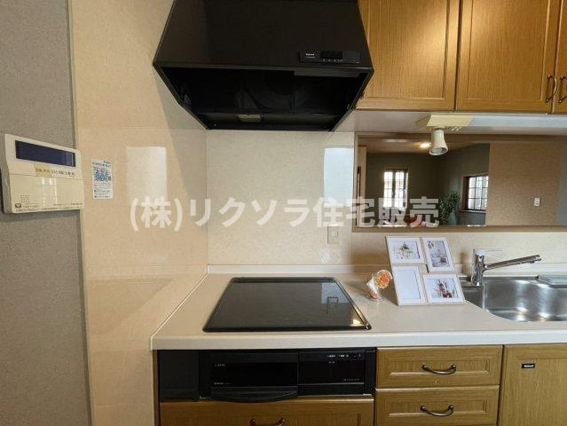 西中野1丁目　中古一戸建てのキッチン|IHクッキングヒーター
■物件内覧・資金計画相談・住宅ローン相談、リフォーム相談、お問合せ受付中■
※当日・翌日のご内覧、ご相談はお電話でのお問合せがスムーズです！