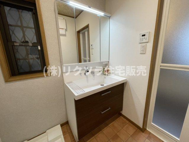 西中野1丁目　中古一戸建ての独立洗面台|■物件内覧・資金計画相談・住宅ローン相談、リフォーム相談、お問合せ受付中■
※当日・翌日のご内覧、ご相談はお電話でのお問合せがスムーズです！