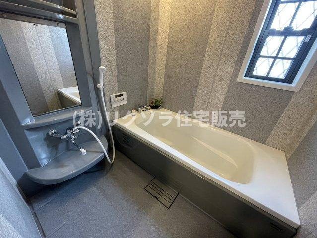 西中野1丁目　中古一戸建ての浴室|窓付き
■物件内覧・資金計画相談・住宅ローン相談、リフォーム相談、お問合せ受付中■
※当日・翌日のご内覧、ご相談はお電話でのお問合せがスムーズです！