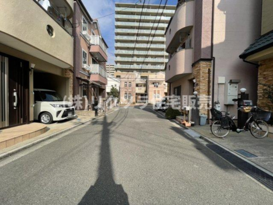 西中野1丁目　中古一戸建ての前面道路含む現地写真|前道　西　幅員5.3ｍ
■物件内覧・資金計画相談・住宅ローン相談、リフォーム相談、お問合せ受付中■
※当日・翌日のご内覧、ご相談はお電話でのお問合せがスムーズです！