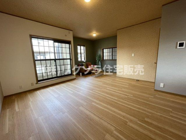 西中野1丁目　中古一戸建ての居間・リビング|LDK19.5帖
■物件内覧・資金計画相談・住宅ローン相談、リフォーム相談、お問合せ受付中■
※当日・翌日のご内覧、ご相談はお電話でのお問合せがスムーズです！