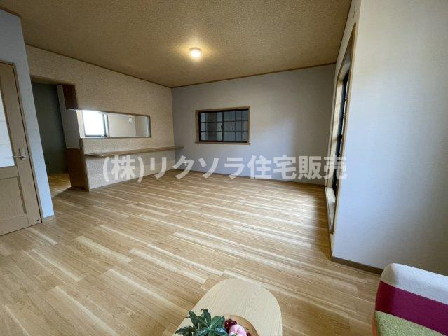 西中野1丁目　中古一戸建ての居間・リビング|LDK19.5帖
■物件内覧・資金計画相談・住宅ローン相談、リフォーム相談、お問合せ受付中■
※当日・翌日のご内覧、ご相談はお電話でのお問合せがスムーズです！