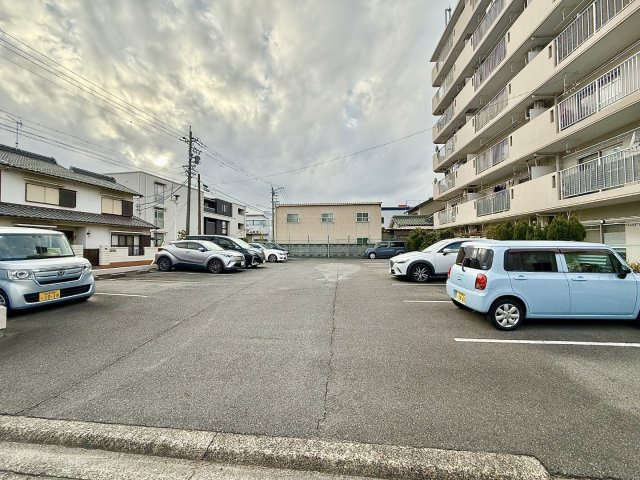 真栄マンション上脇の駐車場