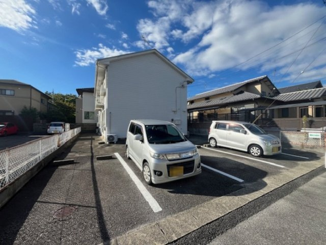 コーポしばたの駐車場