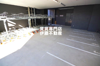 CREST TAPP志賀本通の駐車場
