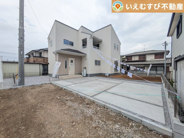 Livele Garden.S　深谷市上野台第24の駐車場|並列3台駐車可能なゆとりのカースペース
複数台車をお持ちでも、お友達が遊びに来てもゆとりの駐車スペース！