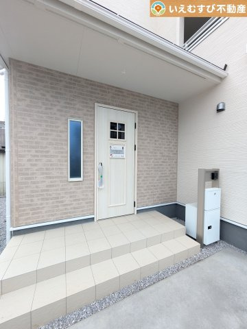 Livele Garden.S　深谷市上野台第24のエントランス|雨が防げる広々エントランス
駐車場からアクセスの良いエントランス。雨の日や荷物が多くても安心の動線♪