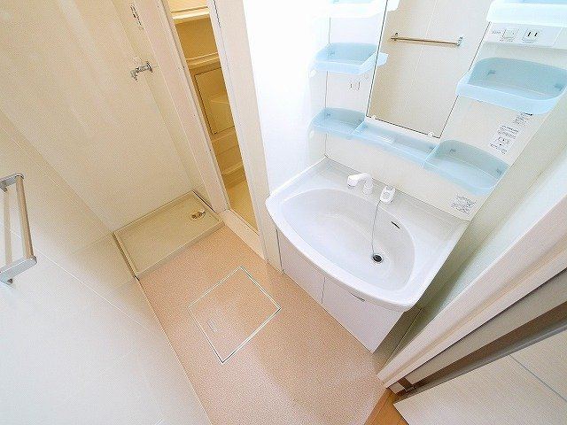 リビングタウン天理　Ａ棟の洗面所|広い洗面スペース