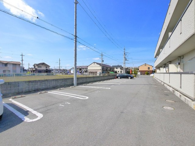 リビングタウン天理　Ａ棟の駐車場|駐車スペースもあります