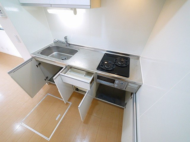 リビングタウン天理　Ａ棟のキッチン|流しの下には調味料等が入れられます