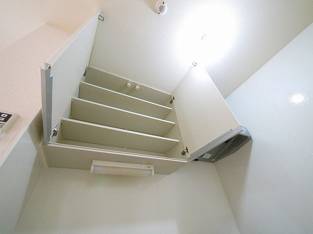 リビングタウン天理　Ａ棟のキッチン|大きな吊戸棚が便利なキッチン