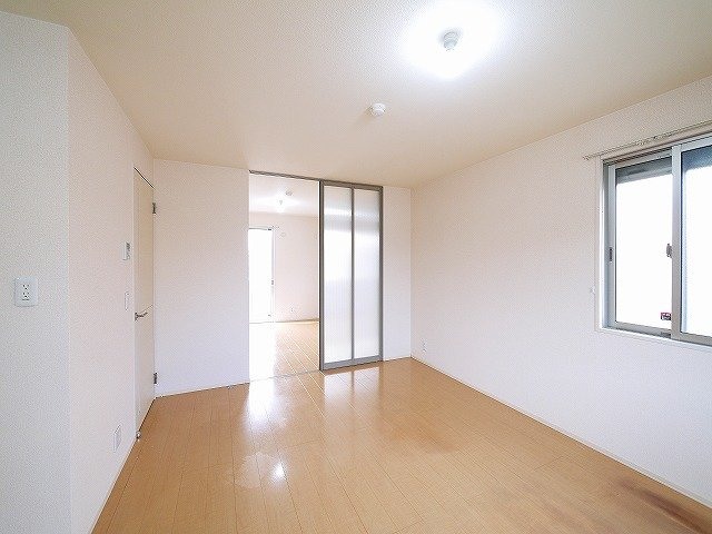 リビングタウン天理　Ａ棟の洋室|こちらの居間で趣味の時間をお楽しみください