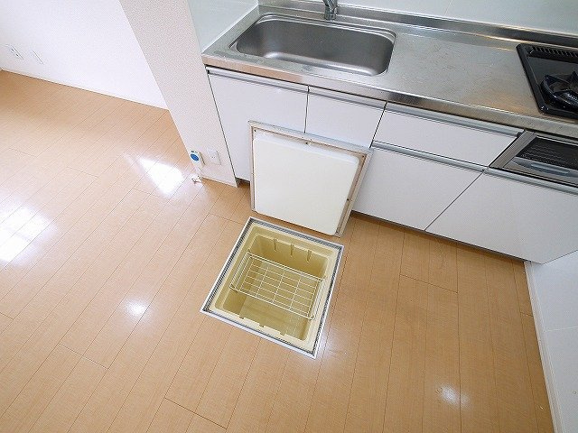 リビングタウン天理　Ａ棟の収納|土鍋等の季節物の収納に便利です