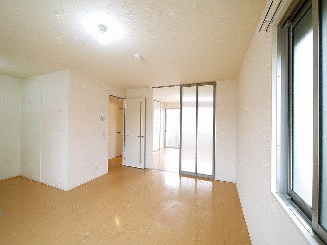 リビングタウン天理　Ａ棟の居間・リビング|こちらのリビングで趣味の時間をお楽しみください