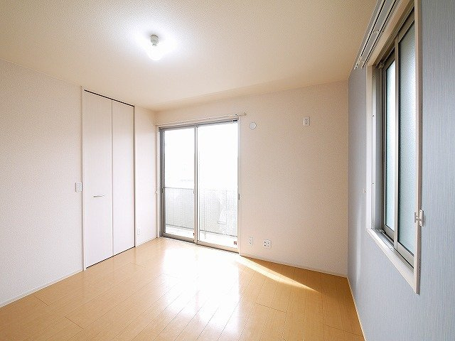 リビングタウン天理　Ａ棟の寝室|落ち着いた色調のアクセントクロスがお洒落です