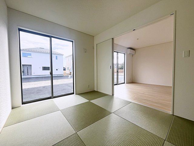 新築戸建・新築建売　二本松市油井第5　油井小・安達中の和室|LDKと和室を合わせると21.5帖の広々とした開放的な空間です！