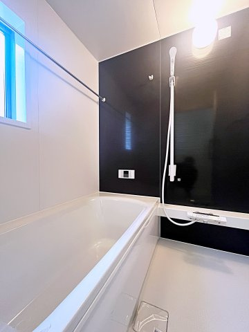 新築戸建・新築建売　二本松市油井第5　油井小・安達中の浴室|浴室乾燥機付きで小窓がついているので簡単に換気が可能です！洗濯物干しもできるので便利！