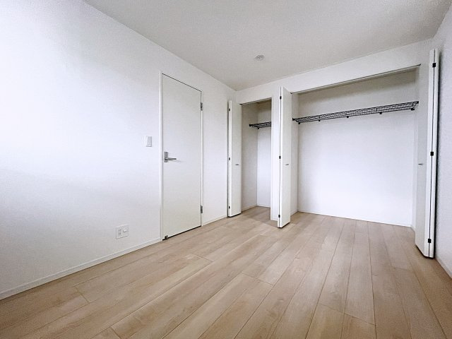 新築戸建・新築建売　二本松市油井第5　油井小・安達中の洋室|6帖の洋室は収納が2か所ついているのでお荷物が増えても安心です！