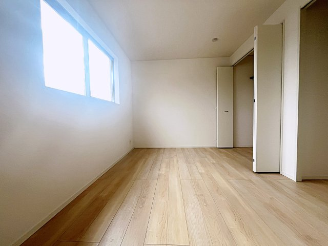 新築戸建・新築建売　二本松市油井第5　油井小・安達中の洋室|8帖の洋室は広々としておりご夫婦の主寝室におすすめです！