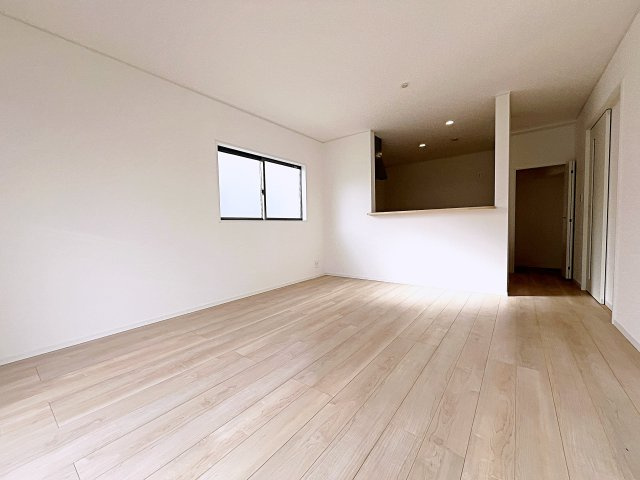新築戸建・新築建売　二本松市油井第5　油井小・安達中の居間・リビング|15.5帖のLDKは南側の大きな窓から日差しが入り気持ちの良いリビングです！