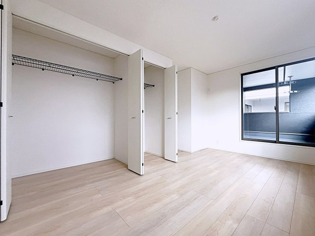 新築戸建・新築建売　二本松市油井第5　油井小・安達中の洋室|8帖の洋室はゆとりがありご夫婦の主寝室におすすめです！