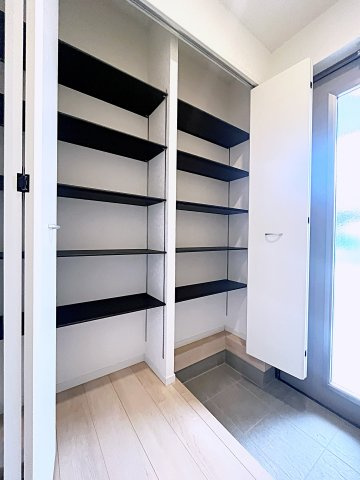 新築戸建・新築建売　二本松市油井第5　油井小・安達中の玄関|大容量のシューズボックスがあり収納豊富な玄関スペース。玄関ドアから日差しが入り明るいです！