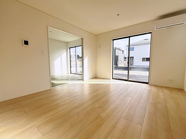 新築戸建・新築建売　二本松市油井第5　油井小・安達中の居間・リビング|太陽の日差しが気持ちの良いリビングは広々としているので家具を設置してもゆとりがあります！
