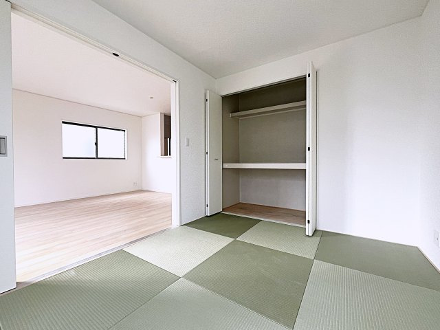 新築戸建・新築建売　二本松市油井第5　油井小・安達中の和室|畳のぬくもりが心地いい和室。リビングから見守ることができ、お子様のお昼寝や遊び場に最適です！