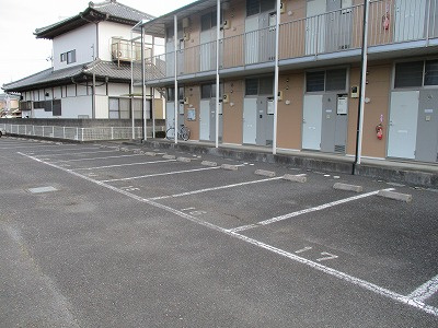 レオパレス伊吹Ⅱの駐車場|画像9