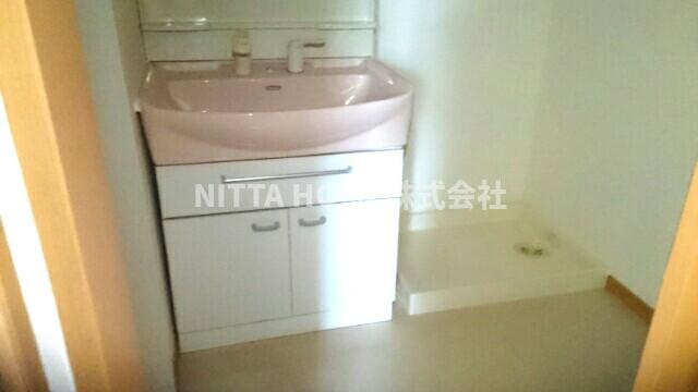 クライネ　タックの洗面所|シャワー付きの洗面台朝の準備も楽々です★