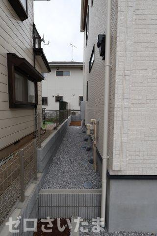 《仲介手数料無料》蓮田市椿山２丁目10-11新築一戸建てブルーミングガーデンの外観|建物左側隣地との境界